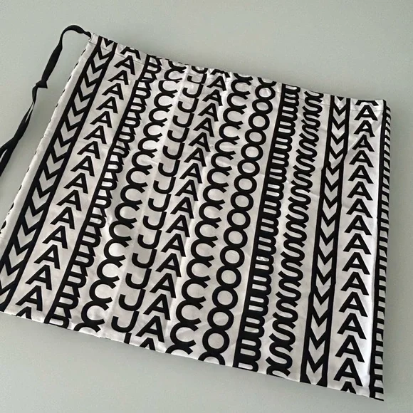 Marc Jacobs Monochrome Logo Large Drawstring Pouch/Dust Bag - 25x21 - Picture 1 of 3